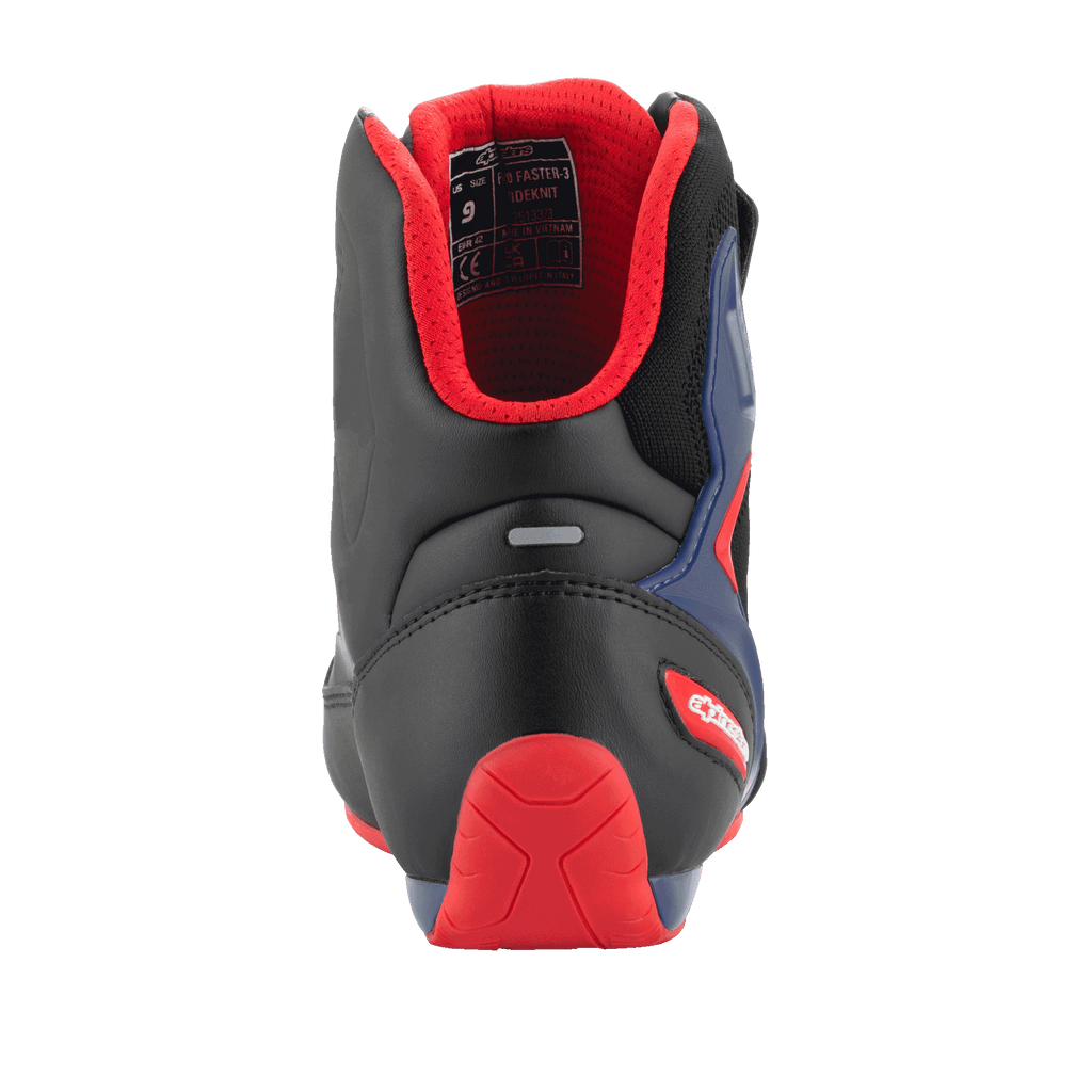 Scarpe Alpinestars FQ20 Faster-3 Rideknit®, scarpe da moto, nero, rosso acceso e blu, vista posteriore con contrafforte del tallone in TPR rosso, fodera in mesh rosso imbottita e striscia riflettente, design sportivo per guida su strada