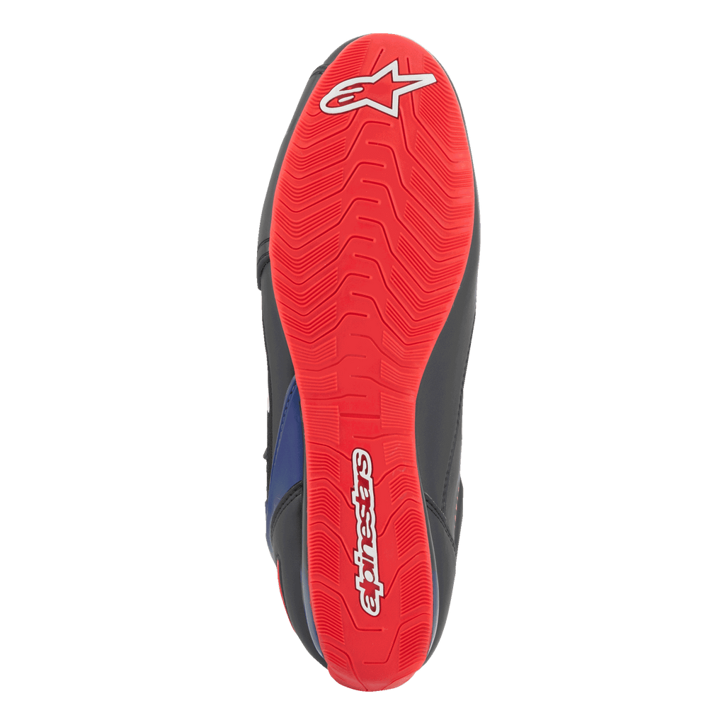 Scarpe Alpinestars FQ20 Faster-3 Rideknit®, vista dal basso della suola, rosso acceso con logo e scritta Alpinestars in bianco, trama grip testurizzata per la guida in moto.