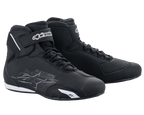 Scarpe Alpinestars Sektor, scarpe da moto, nero e bianco, dotate di sistema di allacciatura rapida e cinturini alla caviglia a strappo, tomaia in microfibra con rinforzi protettivi, calzature tecniche per guida su strada