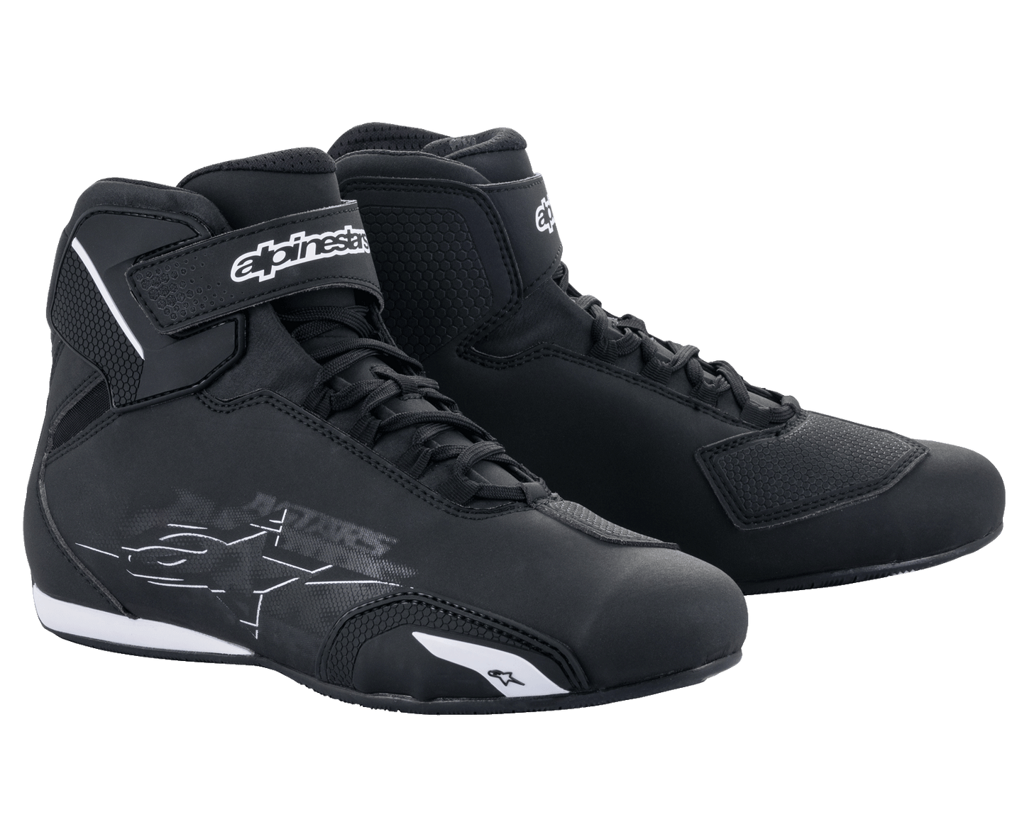 Scarpe Alpinestars Sektor, scarpe da moto, nero e bianco, dotate di sistema di allacciatura rapida e cinturini alla caviglia a strappo, tomaia in microfibra con rinforzi protettivi, calzature tecniche per guida su strada