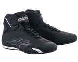 Scarpe Alpinestars Sektor, scarpe da moto, nero e bianco, dotate di sistema di allacciatura rapida e cinturini alla caviglia a strappo, tomaia in microfibra con rinforzi protettivi, calzature tecniche per guida su strada