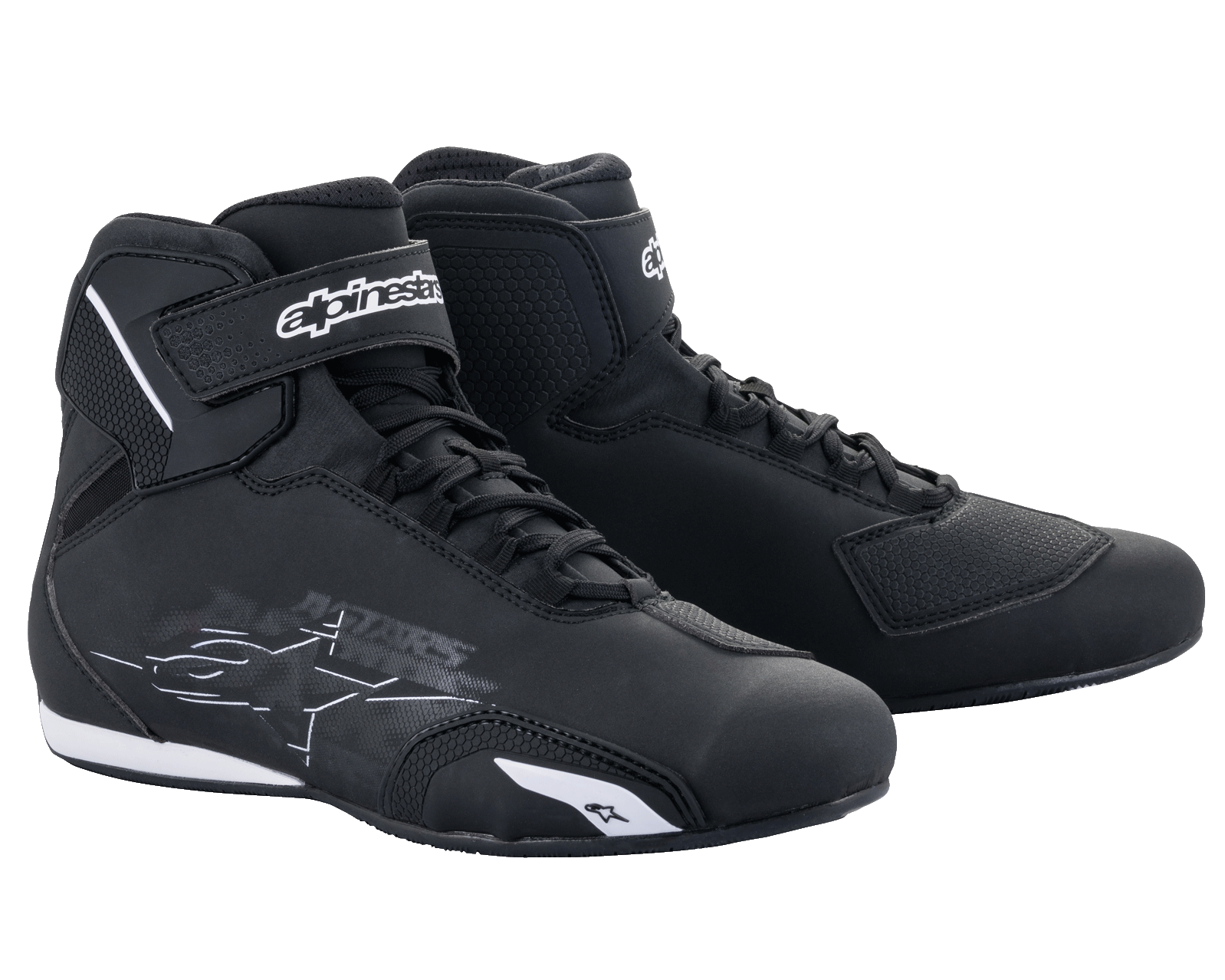 Scarpe Alpinestars Sektor, scarpe da moto, nero e bianco, dotate di sistema di allacciatura rapida e cinturini alla caviglia a strappo, tomaia in microfibra con rinforzi protettivi, calzature tecniche per guida su strada