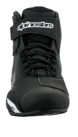 Scarpe Alpinestars Sektor, scarpe da moto, nero e bianco, vista frontale con sistema di allacciatura rapida e cinturino alla caviglia a strappo con logo bianco, elegante struttura in microfibra per la guida su strada