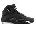 Scarpe Alpinestars Sektor, scarpe da moto, nero e bianco, profilo laterale con tomaia in microfibra leggera, sistema di allacciatura rapida e cinturino alla caviglia a strappo con logo bianco, design protettivo ed elegante per guida su strada