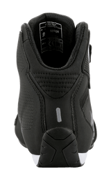 Scarpe Alpinestars Sektor, vista posteriore, nero con accenti bianchi, struttura in microfibra leggera, inserto riflettente sul tallone e colletto imbottito, calzatura da moto elegante di ispirazione motorsport