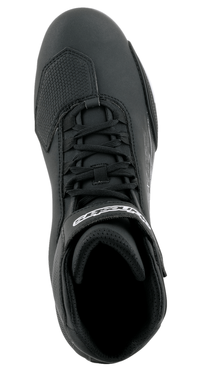 Scarpe Alpinestars Sektor, scarpe da moto, nero con loghi bianchi, vista dall'alto con sistema di allacciatura rapida, cinturino a strappo alla caviglia e rinforzo in TPR sulla punta