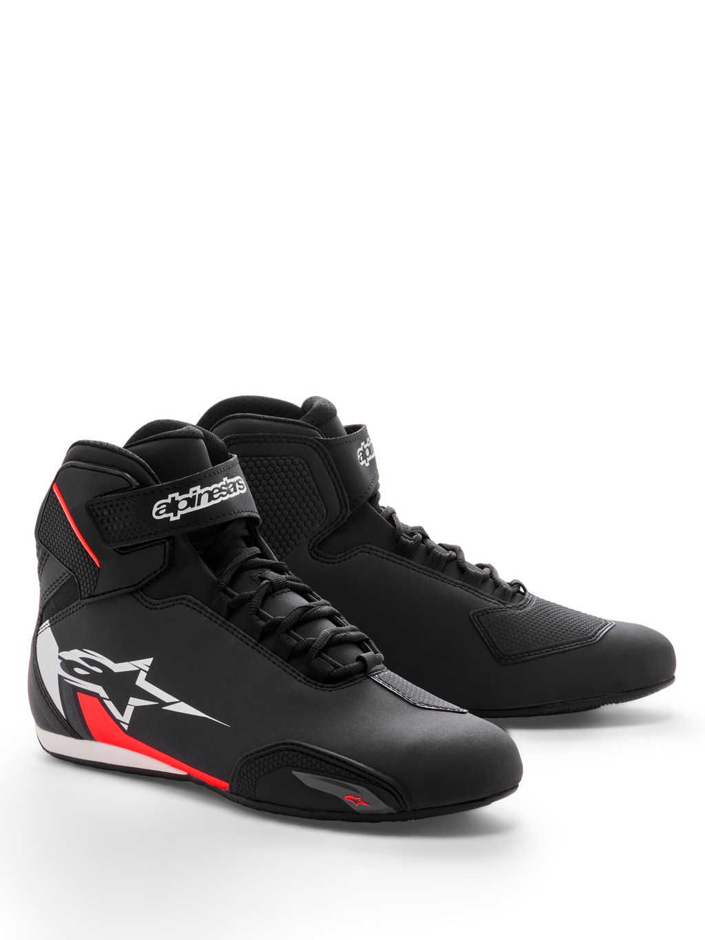 Alpinestars Sektor Shoe, scarpe da moto, nero, bianco e rosso fluo, con telaio in microfibra, sistema di allacciatura rapida con cinturino a strappo alla caviglia e grande logo a stella bianco con accenti rossi sul lato