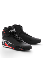 Alpinestars Sektor Shoe, scarpe da moto, nero, bianco e rosso fluo, con telaio in microfibra, sistema di allacciatura rapida con cinturino a strappo alla caviglia e grande logo a stella bianco con accenti rossi sul lato