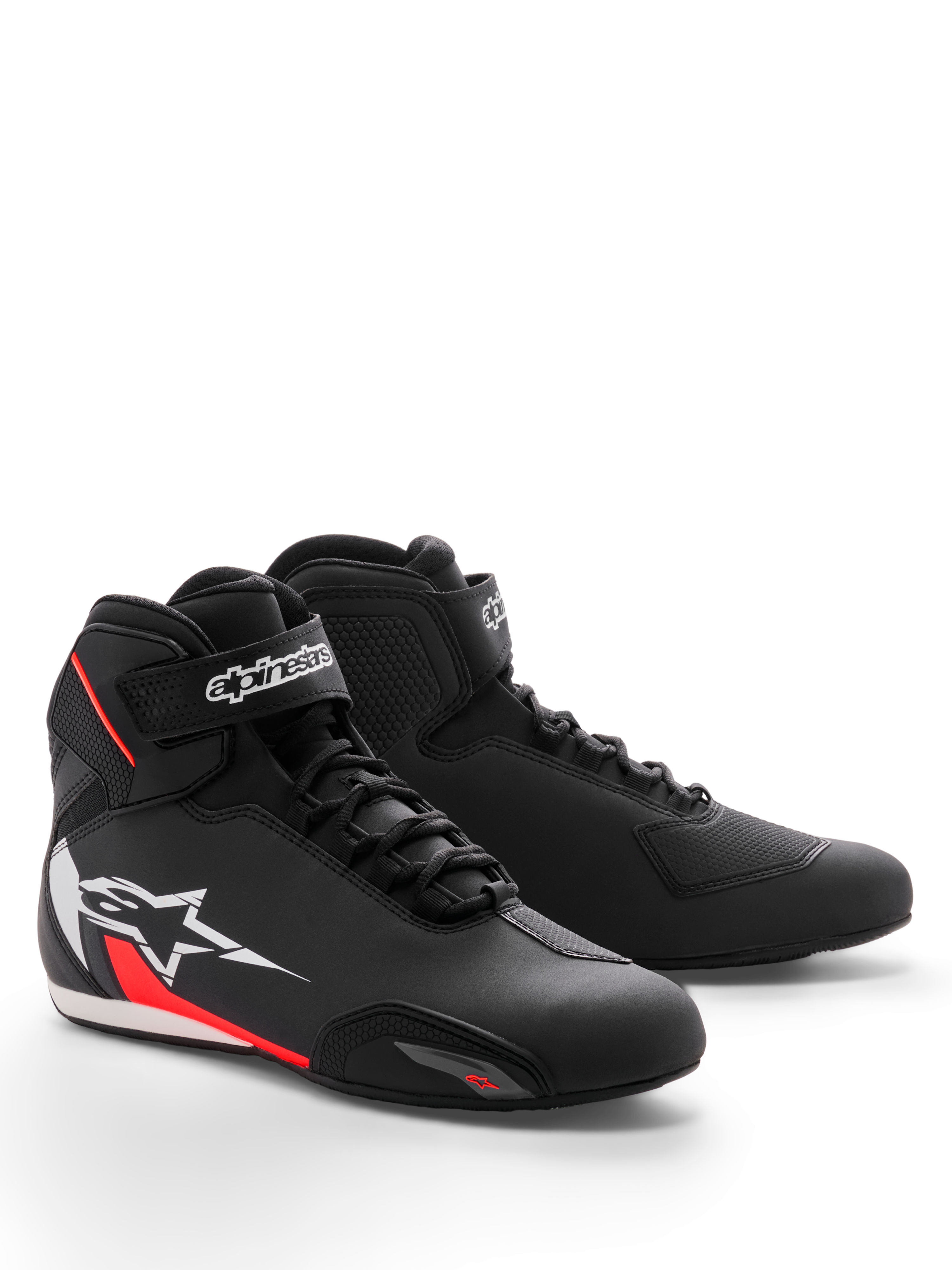 Alpinestars Sektor Shoe, scarpe da moto, nero, bianco e rosso fluo, con telaio in microfibra, sistema di allacciatura rapida con cinturino a strappo alla caviglia e grande logo a stella bianco con accenti rossi sul lato