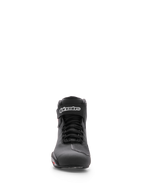 Scarpa Alpinestars Sektor, scarpa da moto, nero, vista frontale che mostra il telaio in microfibra, il sistema di allacciatura rapida e il cinturino alla caviglia con logo Alpinestars bianco, design sportivo ed elegante per la guida su strada