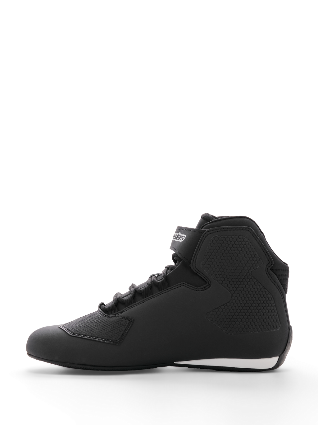 Alpinestars Sektor Shoe, scarpa da moto, nero, vista laterale di profilo, caratterizzata da tomaia in microfibra con pannelli sulla caviglia a trama a nido d'ape, sistema di allacciatura rapida, cinturino alla caviglia con logo e dettaglio bianco sul tallone, progettata per la guida su strada e sportiva