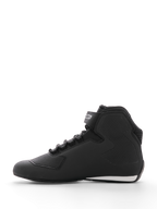 Alpinestars Sektor Shoe, scarpa da moto, nero, vista laterale di profilo, caratterizzata da tomaia in microfibra con pannelli sulla caviglia a trama a nido d'ape, sistema di allacciatura rapida, cinturino alla caviglia con logo e dettaglio bianco sul tallone, progettata per la guida su strada e sportiva