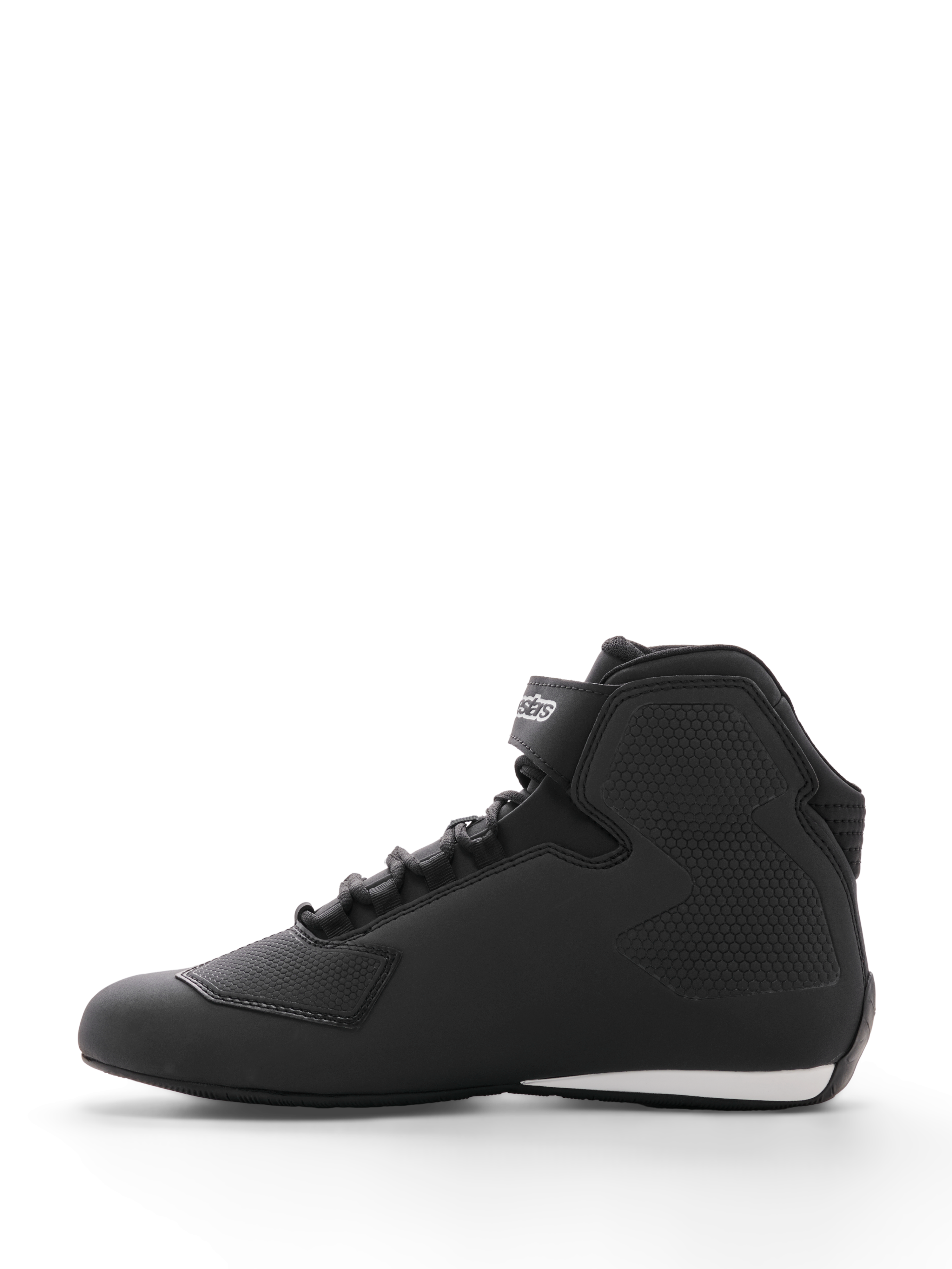 Alpinestars Sektor Shoe, scarpa da moto, nero, vista laterale di profilo, caratterizzata da tomaia in microfibra con pannelli sulla caviglia a trama a nido d'ape, sistema di allacciatura rapida, cinturino alla caviglia con logo e dettaglio bianco sul tallone, progettata per la guida su strada e sportiva
