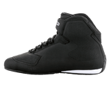 Scarpe Alpinestars Sektor, scarpe da moto nere e bianche, profilo alto, sistema di allacciatura rapida con cinturino alla caviglia, telaio in microfibra testurizzata, dettaglio bianco della suola sul tallone, calzature protettive eleganti per la guida su strada