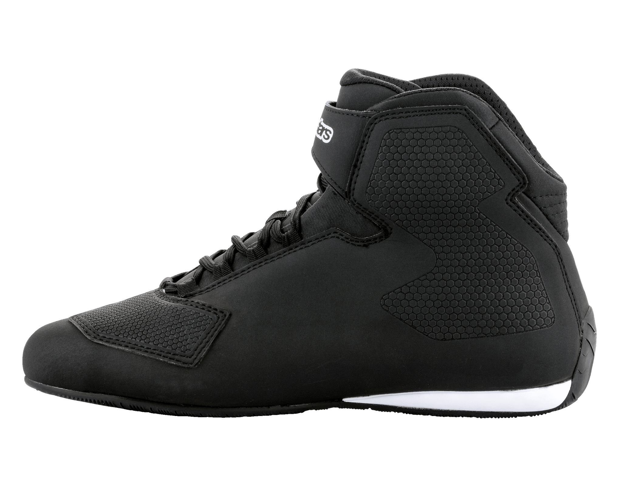 Scarpe Alpinestars Sektor, scarpe da moto nere e bianche, profilo alto, sistema di allacciatura rapida con cinturino alla caviglia, telaio in microfibra testurizzata, dettaglio bianco della suola sul tallone, calzature protettive eleganti per la guida su strada