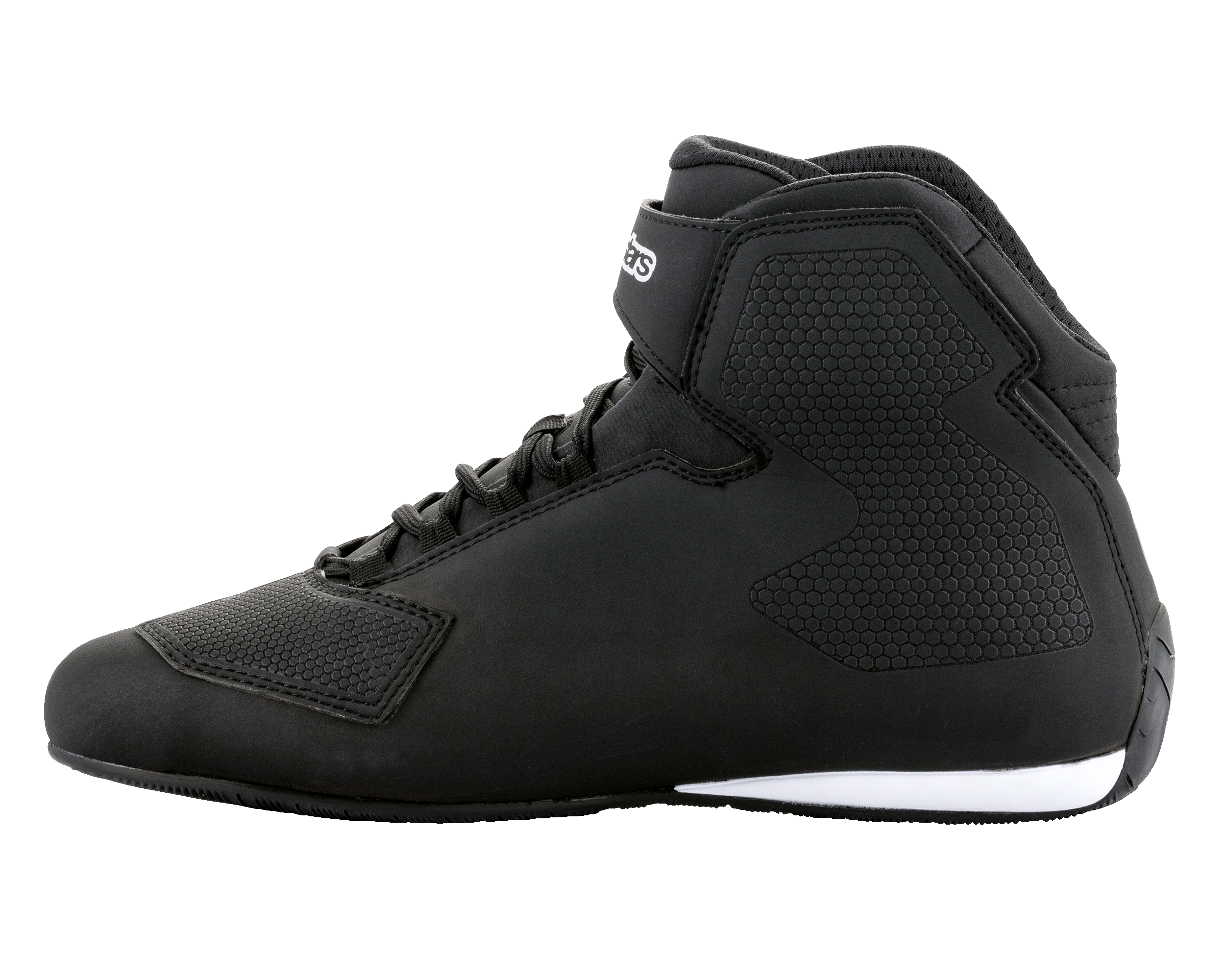 Scarpe Alpinestars Sektor, scarpe da moto nere e bianche, profilo alto, sistema di allacciatura rapida con cinturino alla caviglia, telaio in microfibra testurizzata, dettaglio bianco della suola sul tallone, calzature protettive eleganti per la guida su strada