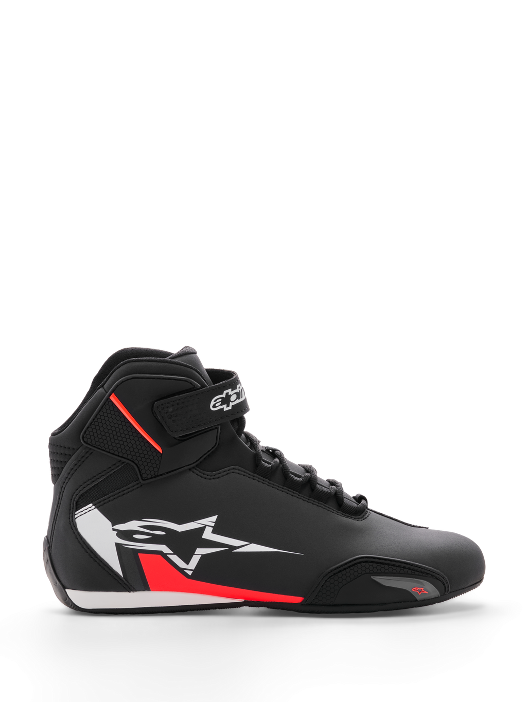 Alpinestars Sektor Shoe, scarpa da moto, nero, bianco e rosso fluo, design alto con sistema di allacciatura rapida e cinturino alla caviglia, grande logo a stella bianco con accenti rossi sul lato, tomaia in microfibra con punta rinforzata, profilo sportivo ispirato alle corse