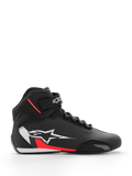 Alpinestars Sektor Shoe, scarpa da moto, nero, bianco e rosso fluo, design alto con sistema di allacciatura rapida e cinturino alla caviglia, grande logo a stella bianco con accenti rossi sul lato, tomaia in microfibra con punta rinforzata, profilo sportivo ispirato alle corse