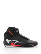 Alpinestars Sektor Shoe, scarpa da moto, nero, bianco e rosso fluo, design alto con sistema di allacciatura rapida e cinturino alla caviglia, grande logo a stella bianco con accenti rossi sul lato, tomaia in microfibra con punta rinforzata, profilo sportivo ispirato alle corse