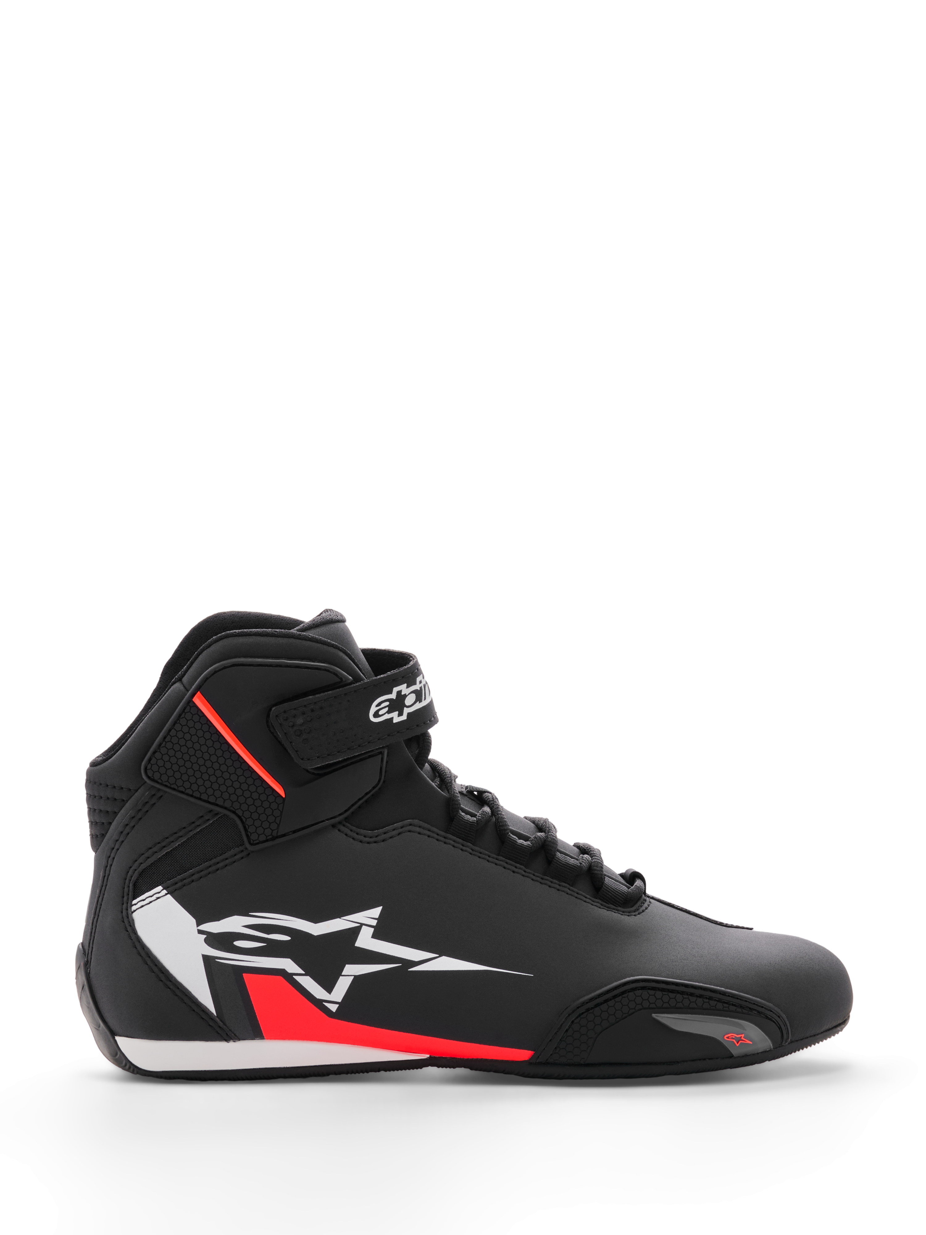 Alpinestars Sektor Shoe, scarpa da moto, nero, bianco e rosso fluo, design alto con sistema di allacciatura rapida e cinturino alla caviglia, grande logo a stella bianco con accenti rossi sul lato, tomaia in microfibra con punta rinforzata, profilo sportivo ispirato alle corse