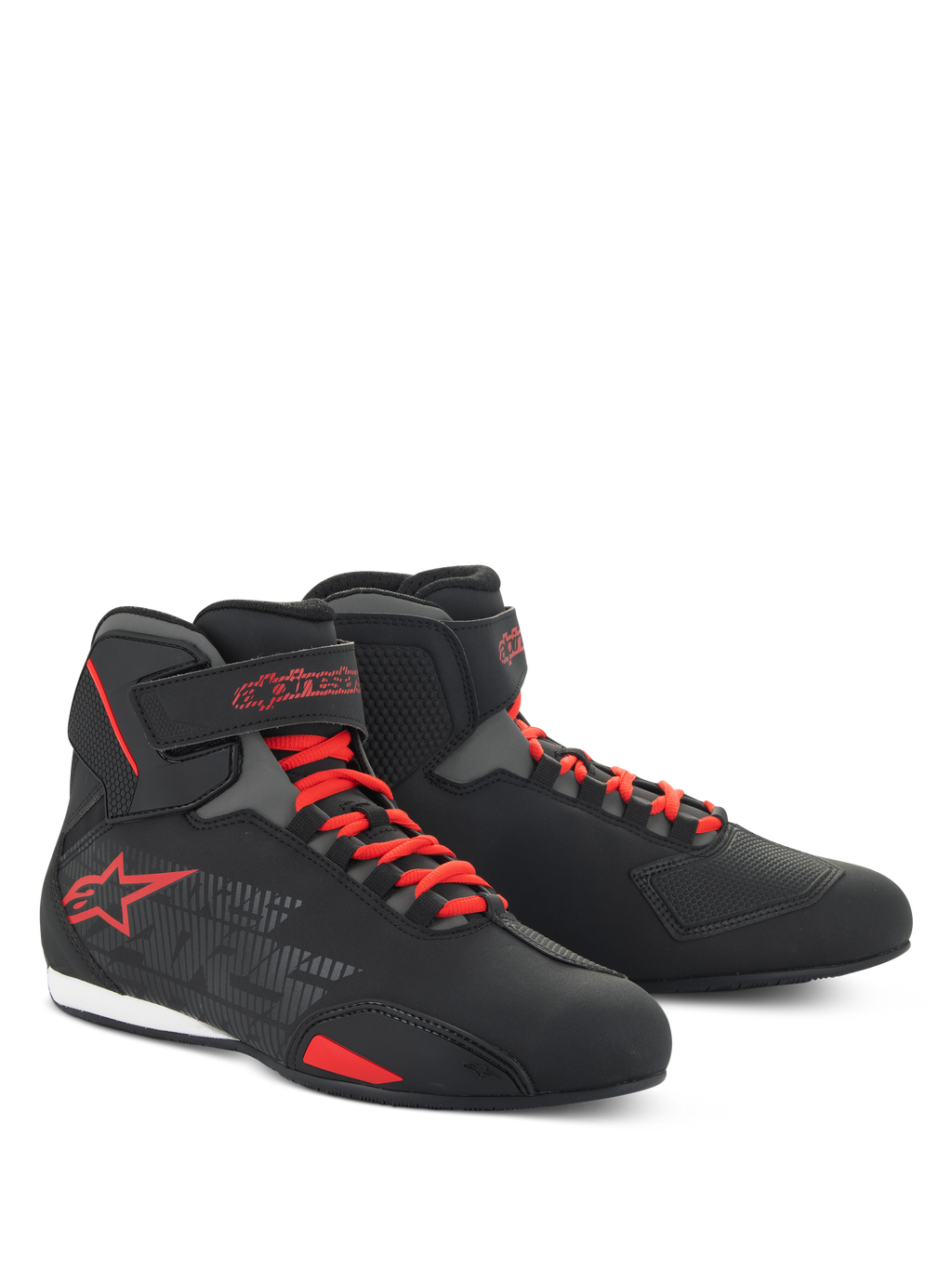 Scarpe Alpinestars Sektor, scarpe da moto a taglio basso, nero e rosso acceso, con sistema di allacciatura rapida rosso, cinturini alla caviglia e vistoso logo a stella rosso, elegante struttura in microfibra per guida su strada e sportiva