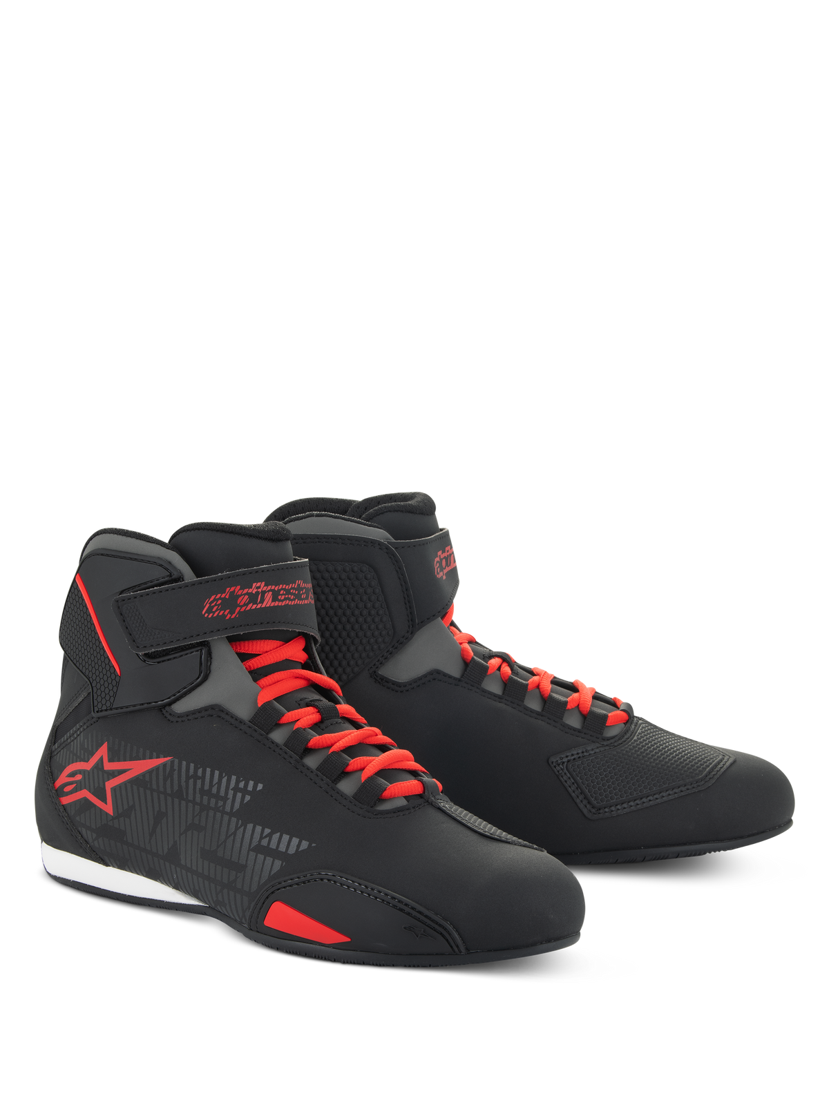 Scarpe Alpinestars Sektor, scarpe da moto a taglio basso, nero e rosso acceso, con sistema di allacciatura rapida rosso, cinturini alla caviglia e vistoso logo a stella rosso, elegante struttura in microfibra per guida su strada e sportiva