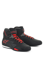 Scarpe Alpinestars Sektor, scarpe da moto a taglio basso, nero e rosso acceso, con sistema di allacciatura rapida rosso, cinturini alla caviglia e vistoso logo a stella rosso, elegante struttura in microfibra per guida su strada e sportiva