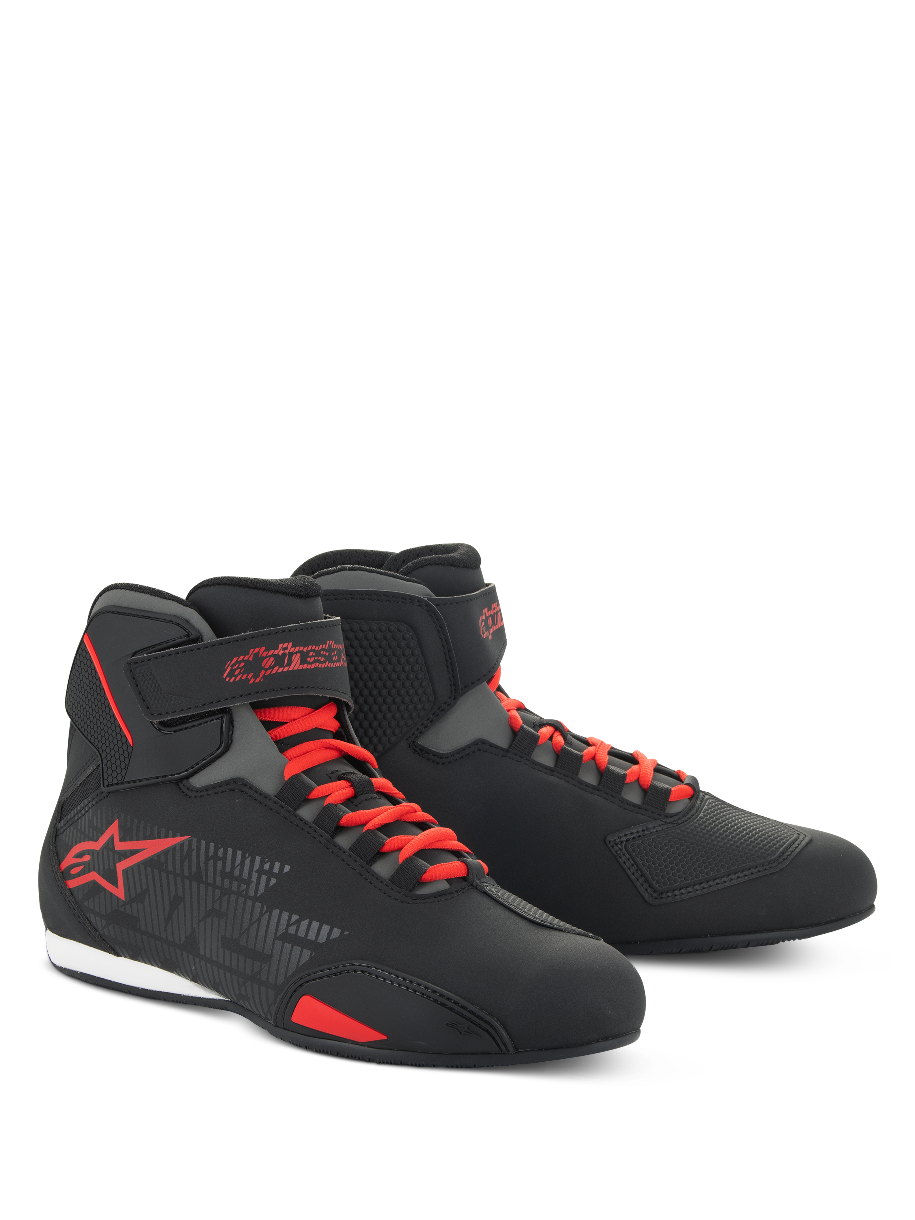Scarpe Alpinestars Sektor, scarpe da moto a taglio basso, nero e rosso acceso, con sistema di allacciatura rapida rosso, cinturini alla caviglia e vistoso logo a stella rosso, elegante struttura in microfibra per guida su strada e sportiva