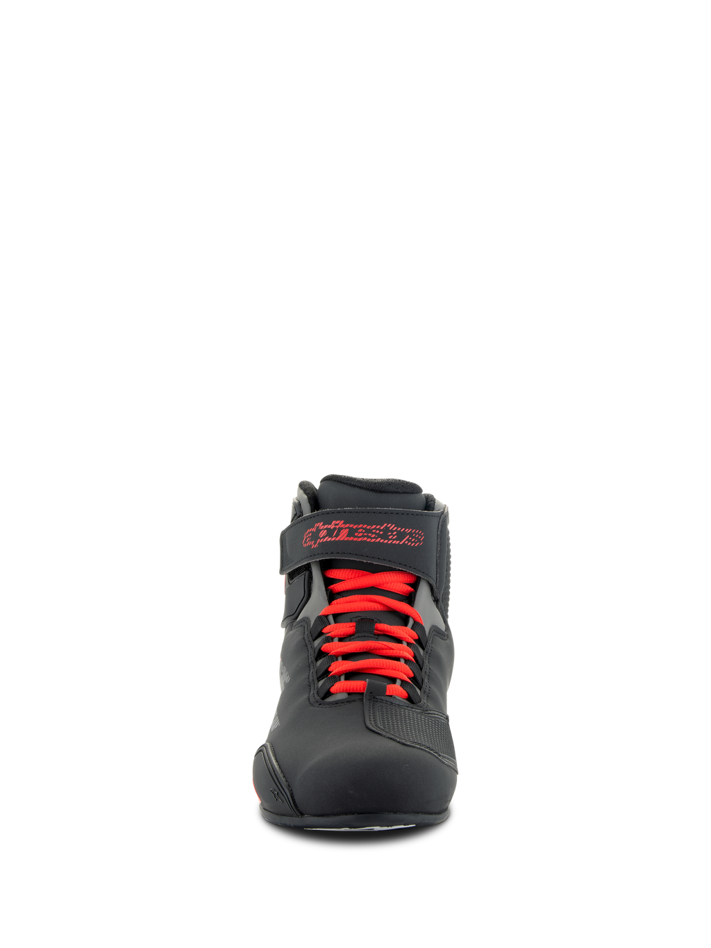 Scarpe Alpinestars Sektor, scarpe da moto, nero e rosso acceso, vista frontale che mostra i lacci rossi e il cinturino alla caviglia con logo Alpinestars rosso, struttura in microfibra resistente dal profilo sportivo ed elegante