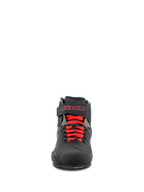 Scarpe Alpinestars Sektor, scarpe da moto, nero e rosso acceso, vista frontale che mostra i lacci rossi e il cinturino alla caviglia con logo Alpinestars rosso, struttura in microfibra resistente dal profilo sportivo ed elegante