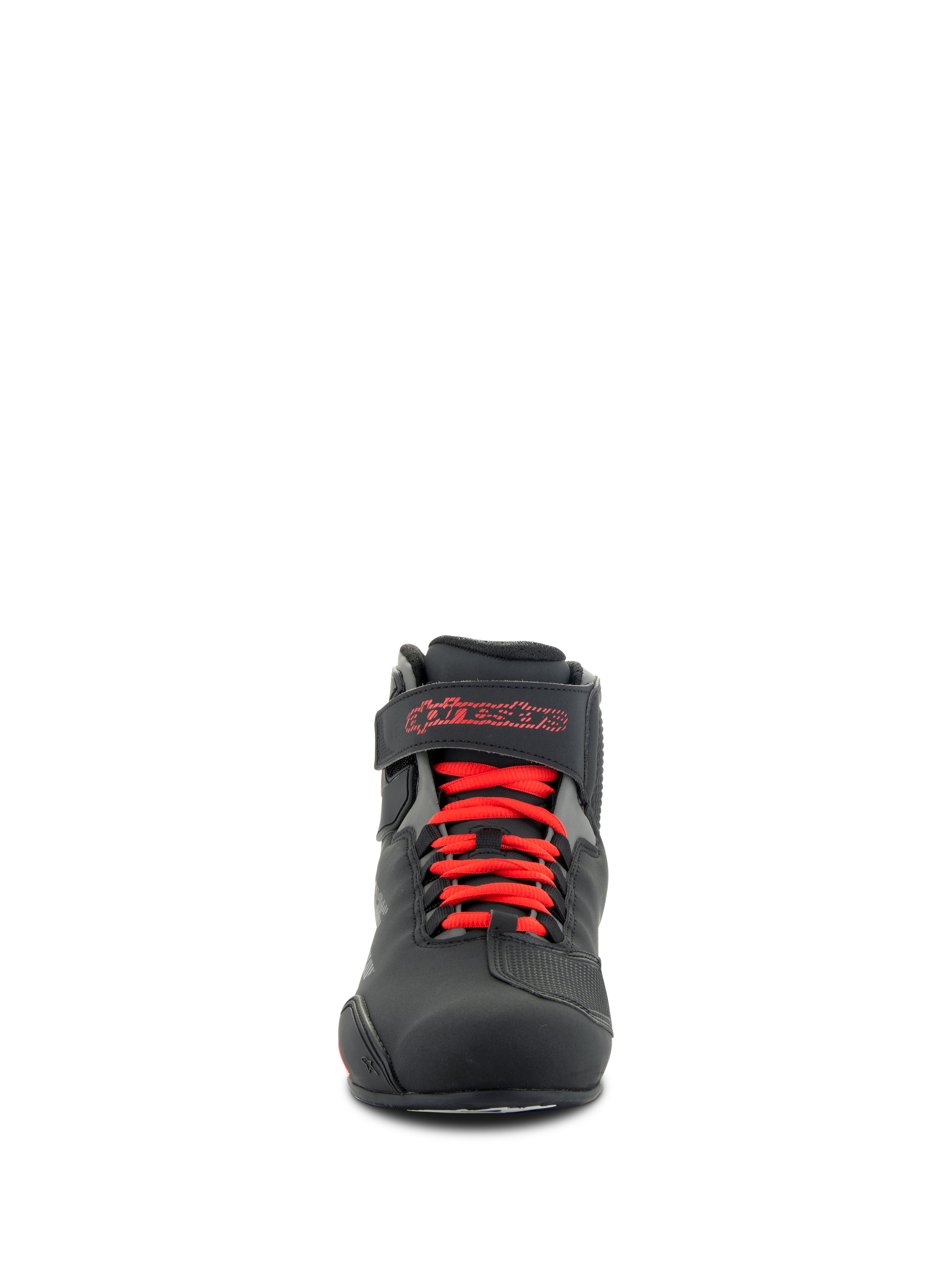 Scarpe Alpinestars Sektor, scarpe da moto, nero e rosso acceso, vista frontale che mostra i lacci rossi e il cinturino alla caviglia con logo Alpinestars rosso, struttura in microfibra resistente dal profilo sportivo ed elegante