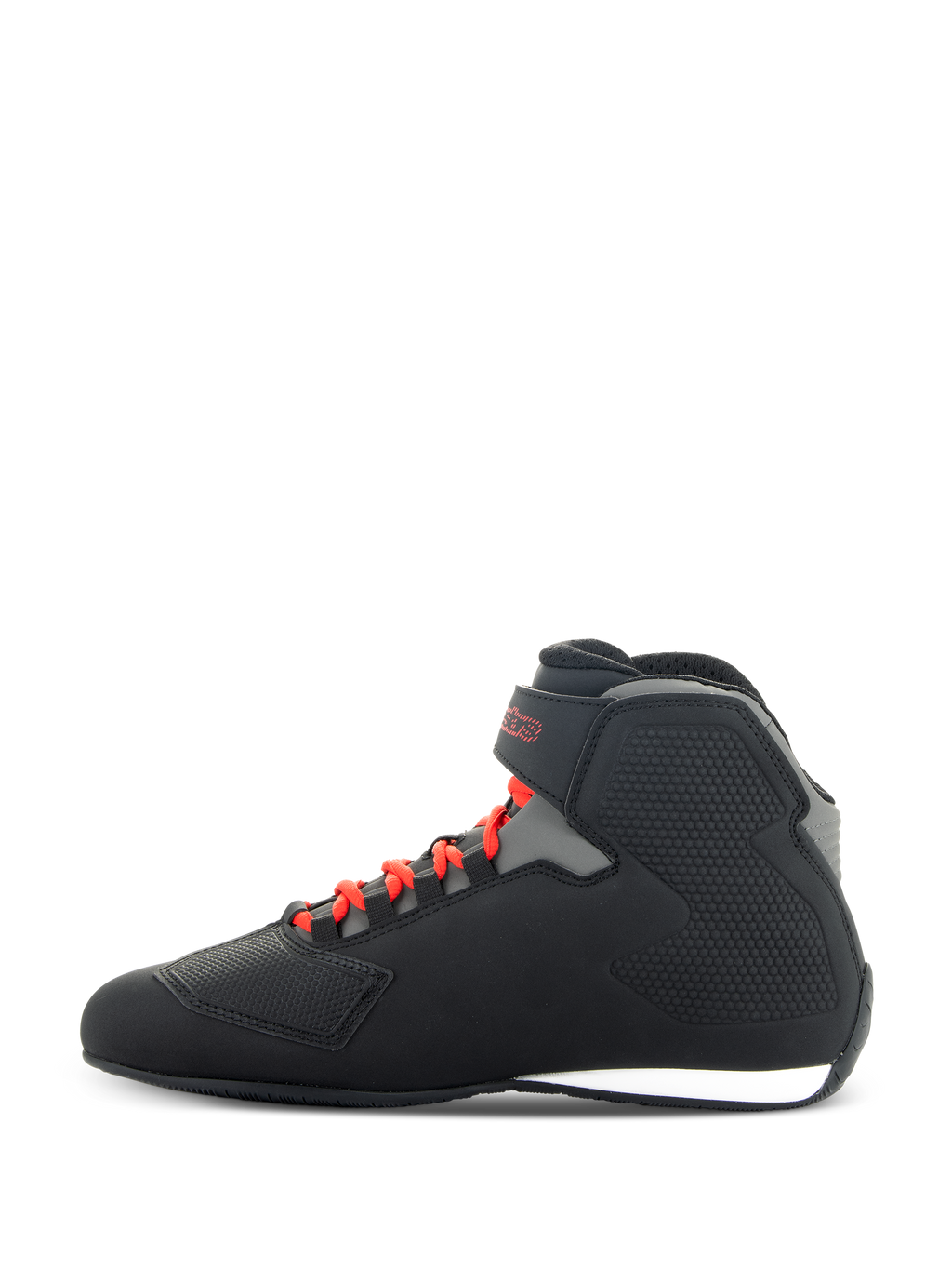 Scarpe Alpinestars Sektor, nero e rosso acceso, profilo laterale di scarpe da moto a taglio basso con lacci rosso acceso, tomaia in microfibra nera con dettagli grigi, cinturino regolabile alla caviglia con marchio rosso e pannelli protettivi testurizzati.