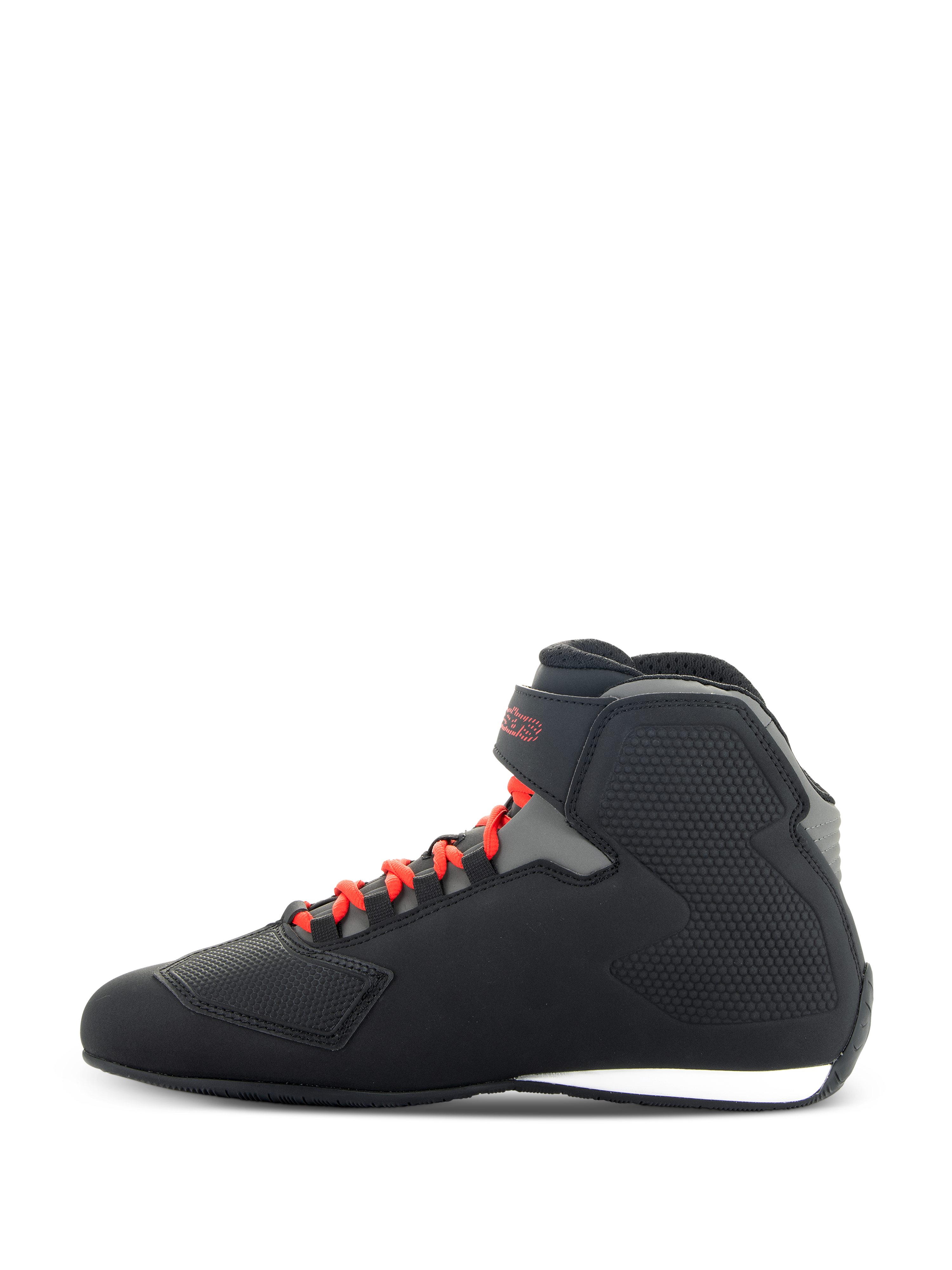 Scarpe Alpinestars Sektor, nero e rosso acceso, profilo laterale di scarpe da moto a taglio basso con lacci rosso acceso, tomaia in microfibra nera con dettagli grigi, cinturino regolabile alla caviglia con marchio rosso e pannelli protettivi testurizzati.