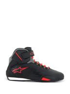 Alpinestars Scarpe Sektor, scarpe da moto, nero e rosso acceso, vista laterale di scarpa high-top in microfibra con lacci rapidi rossi, cinturino regolabile alla caviglia e logo a stella rosso, design elegante per guida su strada