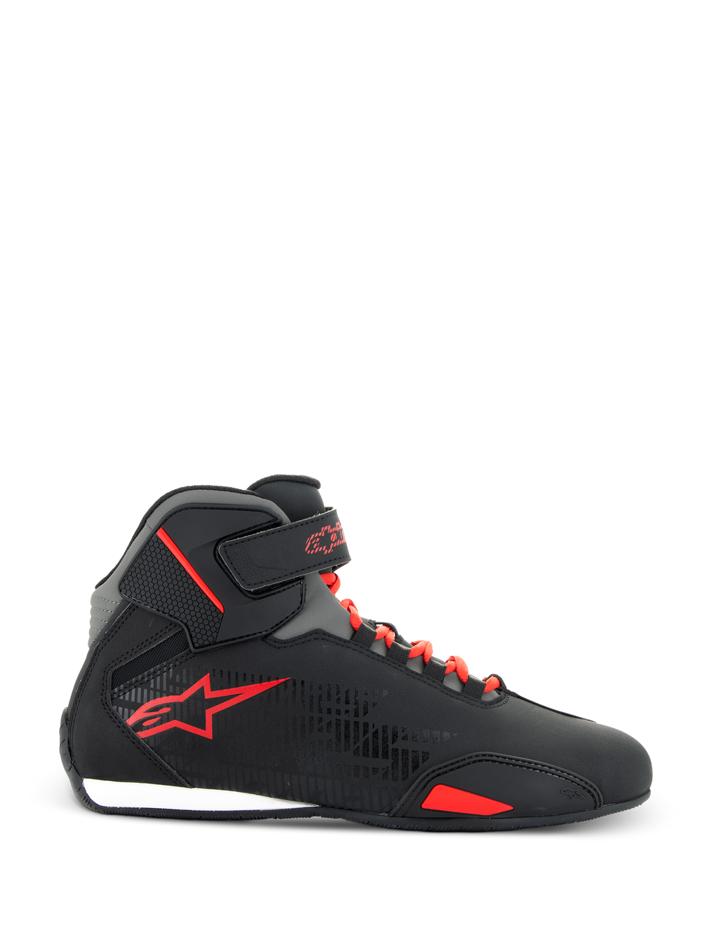 Scarpe Alpinestars Sektor, scarpe da moto, nero e rosso acceso, vista laterale con tomaia in microfibra nera, lacci rosso acceso, logo a stella rosso e cinturino regolabile alla caviglia, design elegante per guida su strada e sportiva