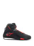 Scarpe Alpinestars Sektor, scarpe da moto, nero e rosso acceso, vista laterale con tomaia in microfibra nera, lacci rosso acceso, logo a stella rosso e cinturino regolabile alla caviglia, design elegante per guida su strada e sportiva