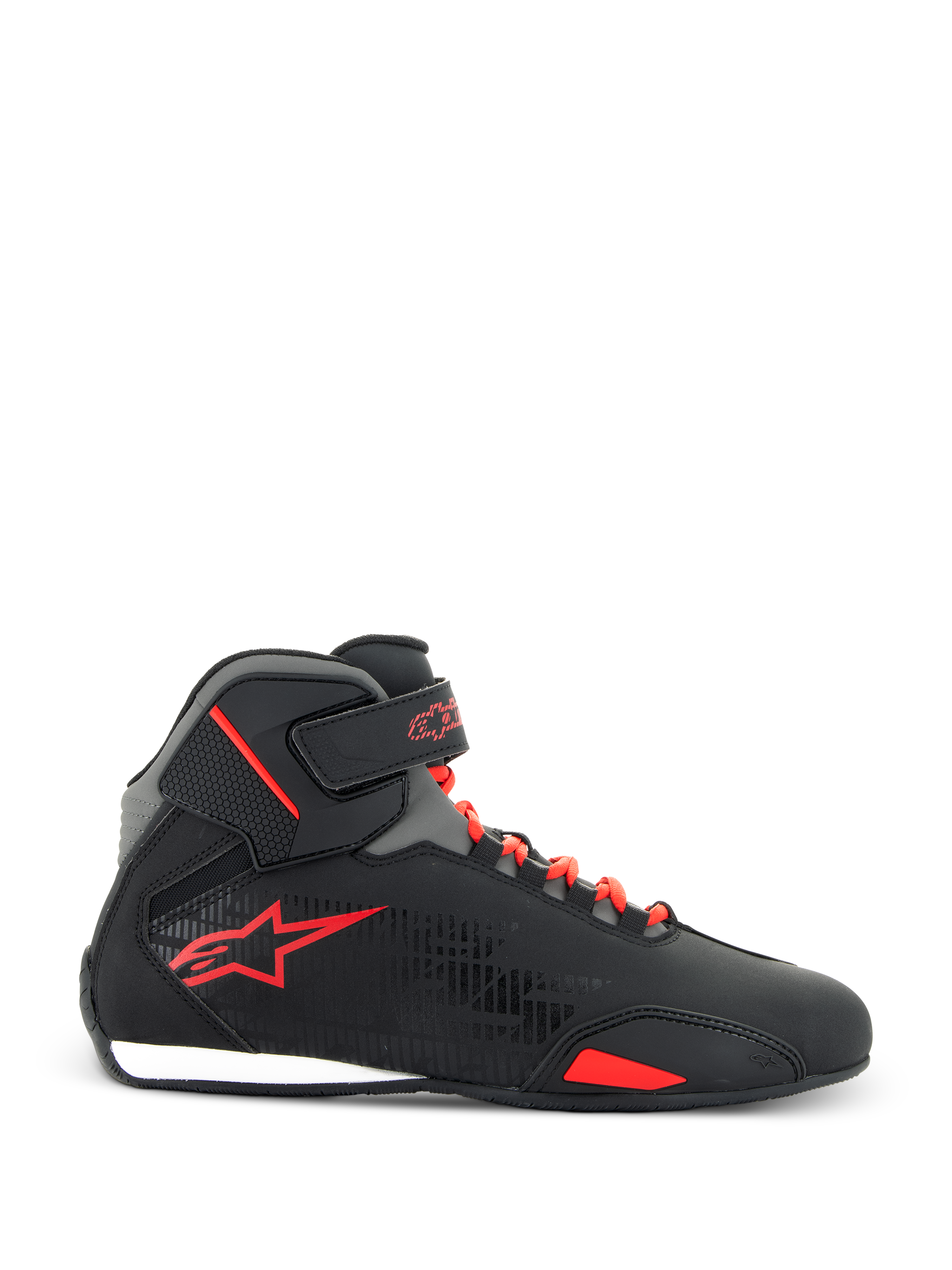 Scarpe Alpinestars Sektor, scarpe da moto, nero e rosso acceso, vista laterale con tomaia in microfibra nera, lacci rosso acceso, logo a stella rosso e cinturino regolabile alla caviglia, design elegante per guida su strada e sportiva