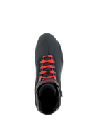 Scarpe Alpinestars Sektor, nero e rosso brillante, vista dall'alto di scarpa tecnica da moto, lacci rosso brillante e cinturino regolabile sulla caviglia, tomaia in microfibra con rinforzo per il cambio, design sportivo da strada