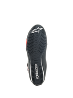 Scarpe Alpinestars Sektor, scarpe da moto, nero e rosso brillante, vista inferiore della suola in gomma testurizzata con logo Alpinestars bianco e fusto di supporto integrato per grip e stabilità.