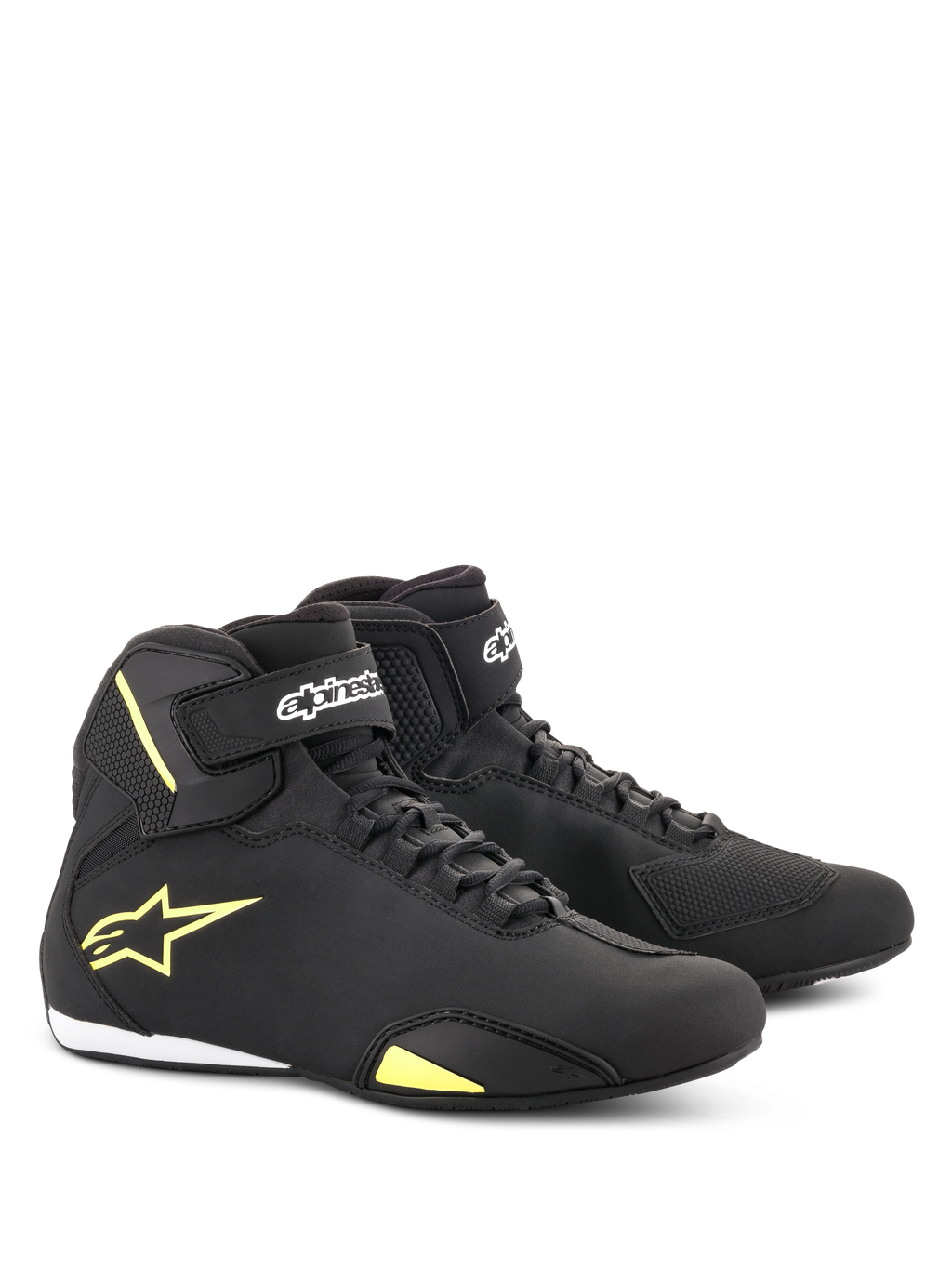 Scarpe Alpinestars Sektor, scarpe da moto, nero e giallo fluorescente, design a taglio medio con allacciatura rapida e cinturini in velcro alla caviglia, logo Alpinestars giallo sul lato, struttura in microfibra leggera con finitura elegante