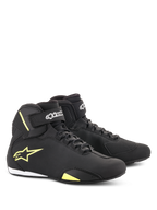 Scarpe Alpinestars Sektor, scarpe da moto, nero e giallo fluorescente, design a taglio medio con allacciatura rapida e cinturini in velcro alla caviglia, logo Alpinestars giallo sul lato, struttura in microfibra leggera con finitura elegante