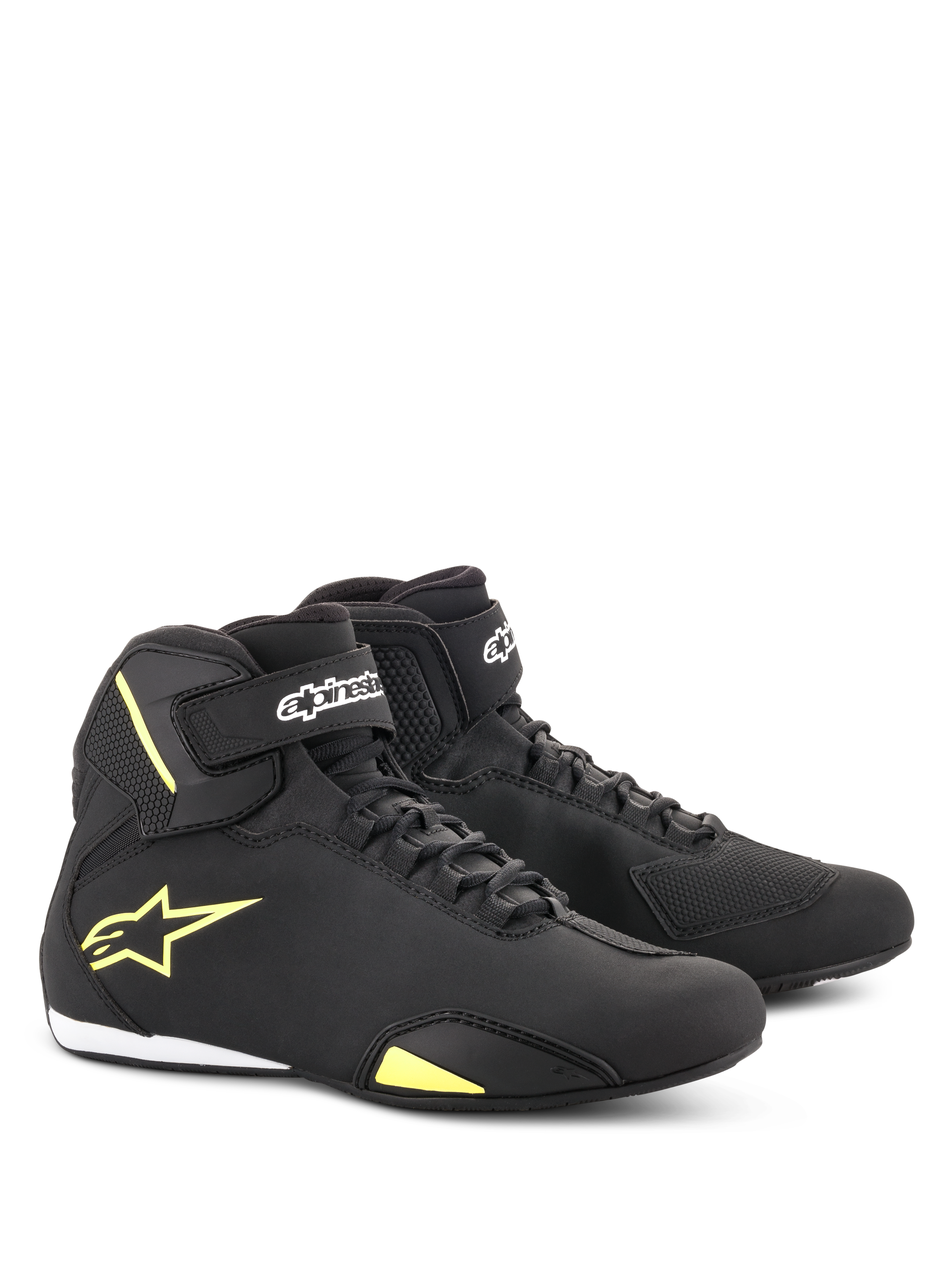 Scarpe Alpinestars Sektor, scarpe da moto, nero e giallo fluorescente, design a taglio medio con allacciatura rapida e cinturini in velcro alla caviglia, logo Alpinestars giallo sul lato, struttura in microfibra leggera con finitura elegante