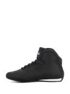 Scarpe Alpinestars Sektor, scarpe da moto, nero e grigio scuro, vista laterale, con struttura in microfibra leggera, sistema di allacciatura rapida con cinturino alla caviglia e pannelli protettivi testurizzati.