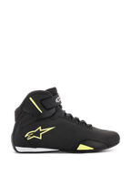 Scarpe Alpinestars Sektor, scarpe da moto, nero e giallo fluorescente, vista laterale con logo a stella giallo, cinturino alla caviglia con marchio e dettaglio bianco sul tallone su elegante tomaia in microfibra.