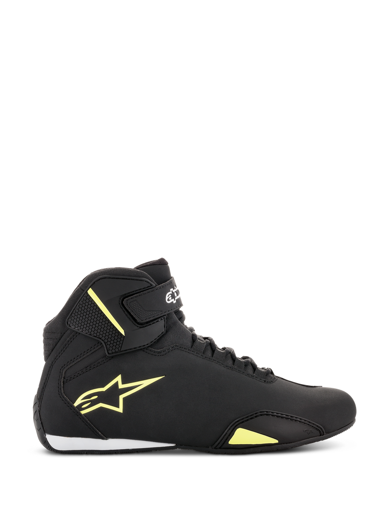 Scarpe Alpinestars Sektor, scarpe da moto, nero e giallo fluorescente, vista laterale con logo a stella giallo, cinturino alla caviglia con marchio e dettaglio bianco sul tallone su elegante tomaia in microfibra.