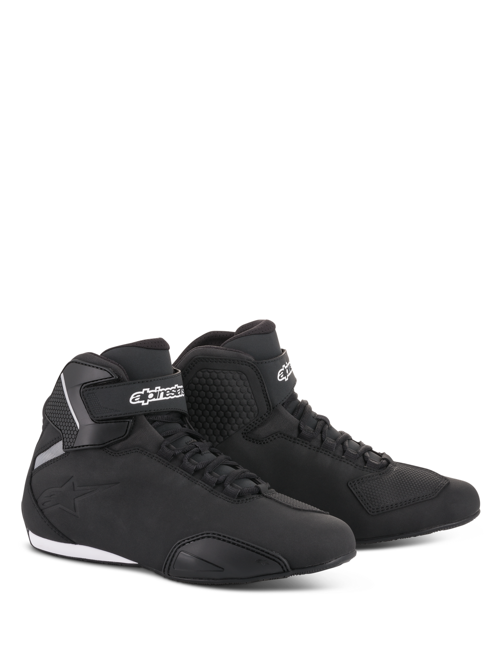 Scarpe Alpinestars Sektor, scarpe da moto, nero, elegante profilo mid-cut con tomaia in microfibra, sistema di allacciatura rapida, logo Alpinestars bianco sul cinturino alla caviglia e suola in gomma resistente