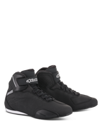 Scarpe Alpinestars Sektor, scarpe da moto, nero, elegante profilo mid-cut con tomaia in microfibra, sistema di allacciatura rapida, logo Alpinestars bianco sul cinturino alla caviglia e suola in gomma resistente