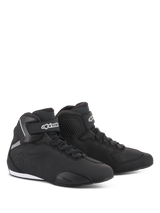 Scarpe Alpinestars Sektor, scarpe da moto, nero, elegante profilo mid-cut con tomaia in microfibra, sistema di allacciatura rapida, logo Alpinestars bianco sul cinturino alla caviglia e suola in gomma resistente