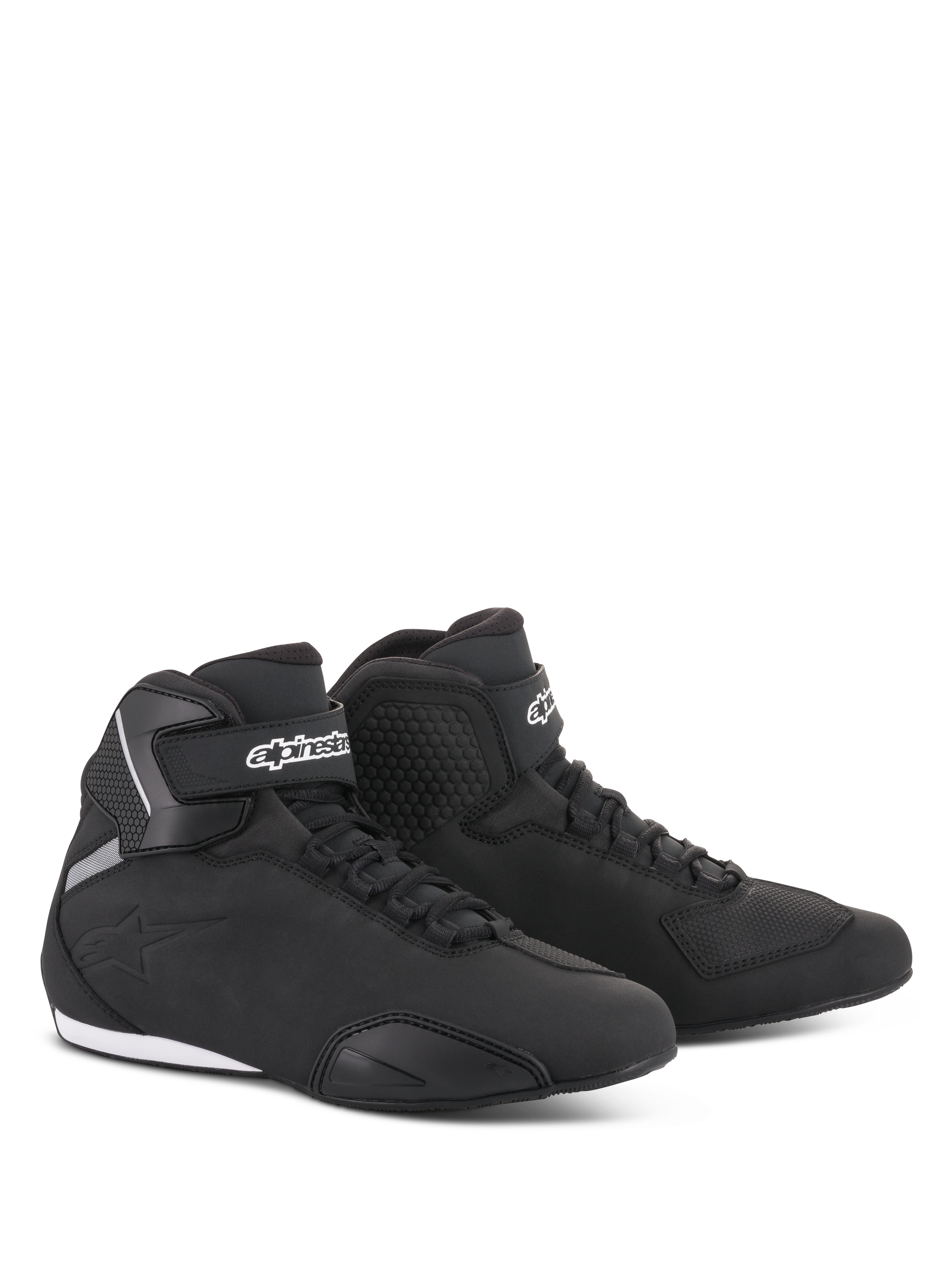 Scarpe Alpinestars Sektor, scarpe da moto, nero, elegante profilo mid-cut con tomaia in microfibra, sistema di allacciatura rapida, logo Alpinestars bianco sul cinturino alla caviglia e suola in gomma resistente