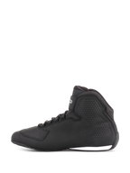 Scarpe Alpinestars Sektor, scarpe da moto, nero, vista laterale, design a stivaletto con lacci, tomaia in microfibra, protezione caviglia testurizzata, look elegante di ispirazione racing con dettaglio bianco sulla suola